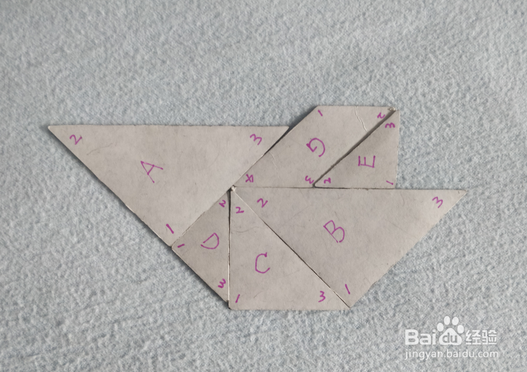 用七巧板怎样拼一个开摩托艇的游客