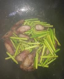 如何做蒜苔炒香肠
