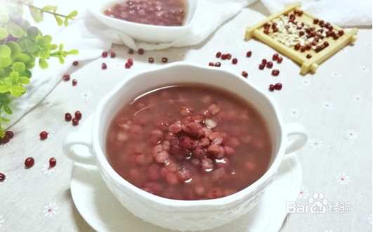 祛湿排毒的薏米红豆粥