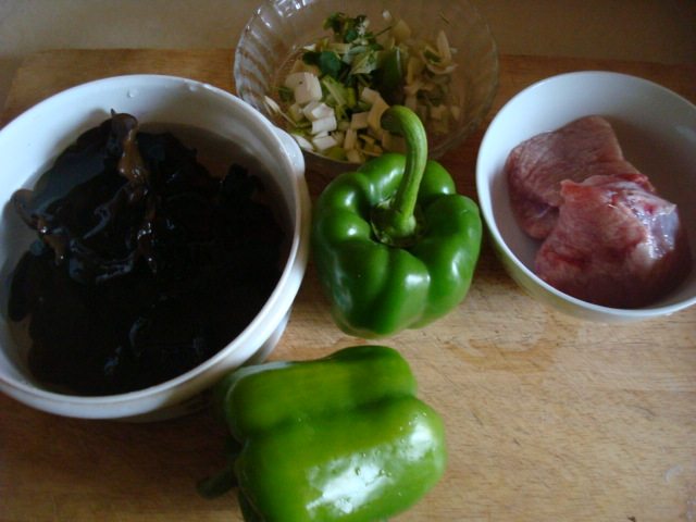 肉炒青椒木耳最简单的做法，快来学学吧！