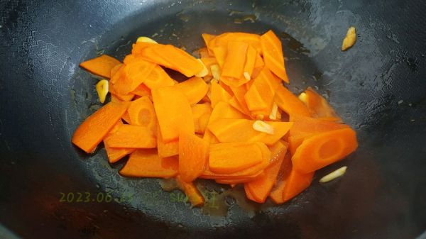 蒜油生炒胡萝卜