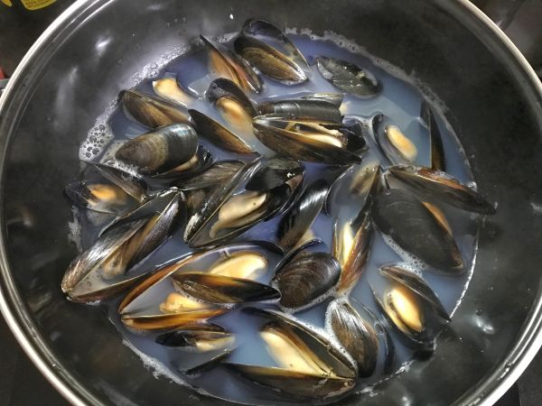 贻贝荠菜豆腐汤