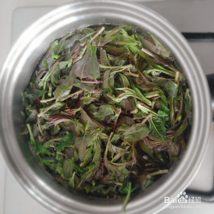 细腻美味的香椿芽炒鸡蛋