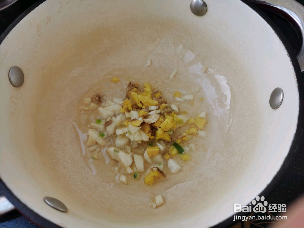 花蛤温拌刀削面的做法