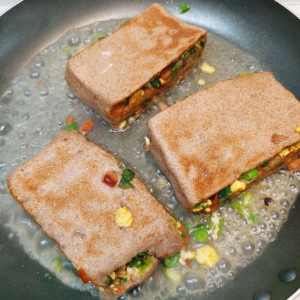 黑麦香葱火腿鸡蛋饼