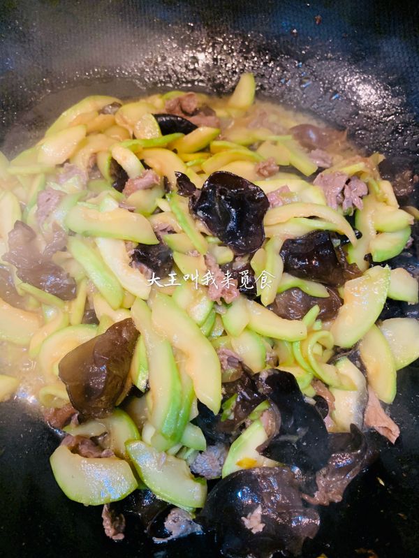 西葫芦肉片木耳饭