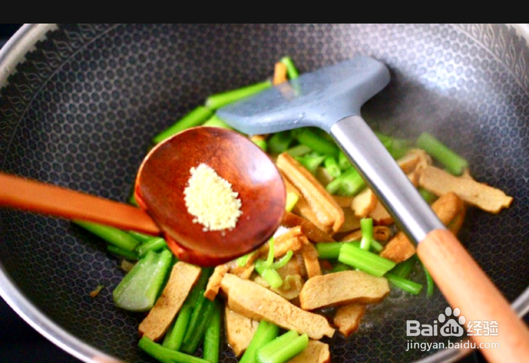 如何做出墨鱼香干芹菜小炒？