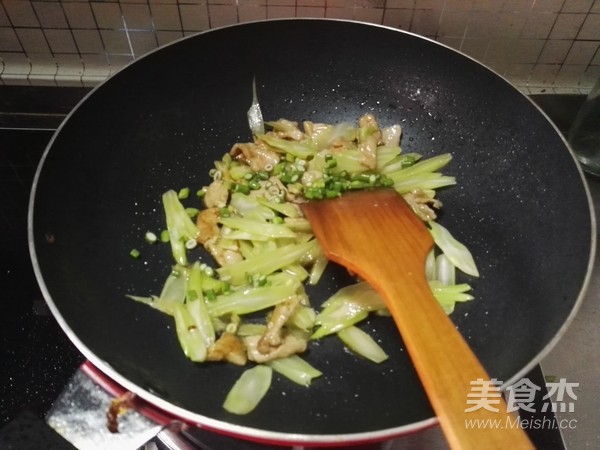 肉片花菜梗的做法