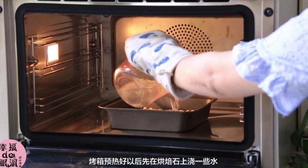 蛋黄肉松拉丝软欧包