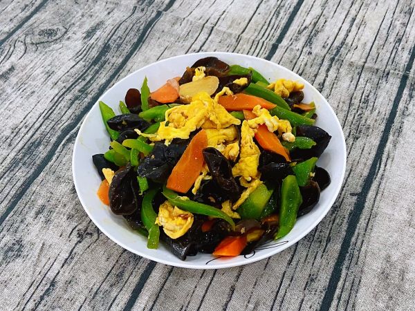 青椒木耳炒鸡蛋