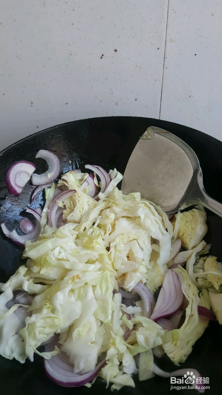 小炒洋葱包菜的做法