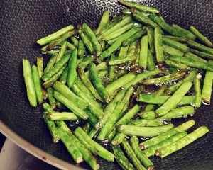 食补养生芽菜干煸四季豆的做法