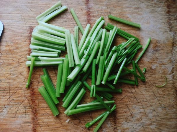 素炒土豆片芹菜
