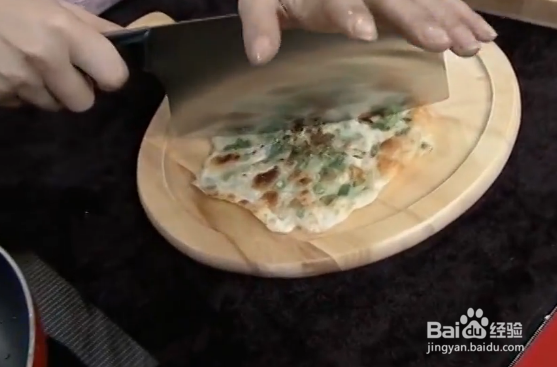 用饺子皮简单的做出好吃的葱油饼