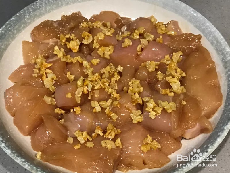 怎样做出家常菜系列之蒜蓉蒸鸡胸肉