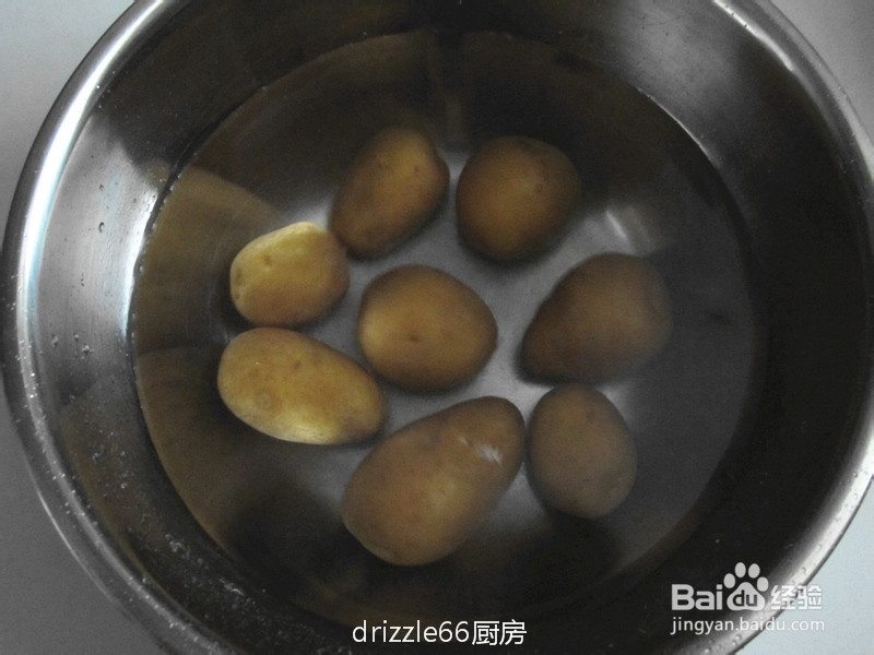 锅塌小土豆的做法—先煮后煎滋味佳