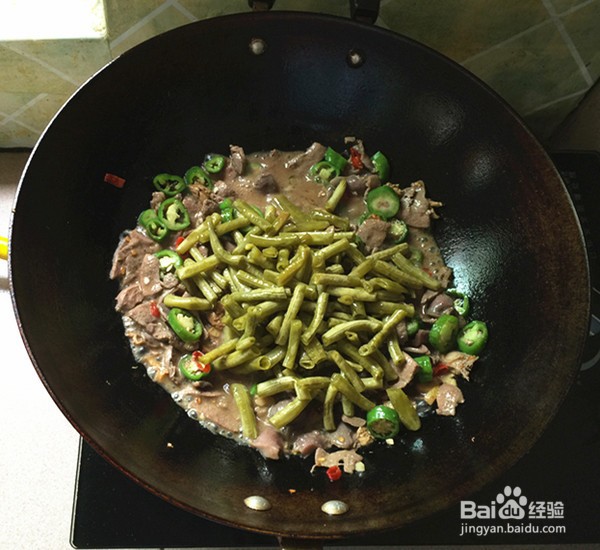 酸豆角炒鸡杂的做法
