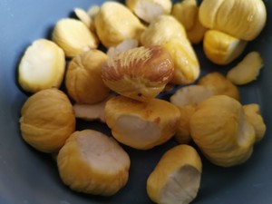 秋冬板栗炖鸡汤