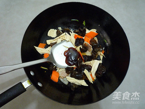 五花肉木耳烧腐竹