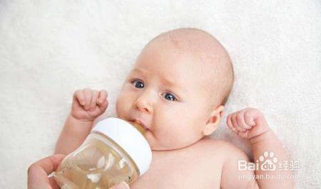 母乳掺水导致两个月宝宝“水中毒”夭折，这样的错误需警惕