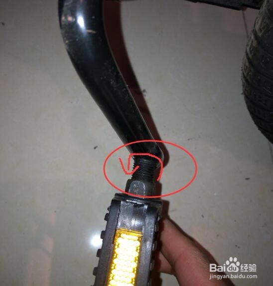 如何安装儿童自行车脚踏板？