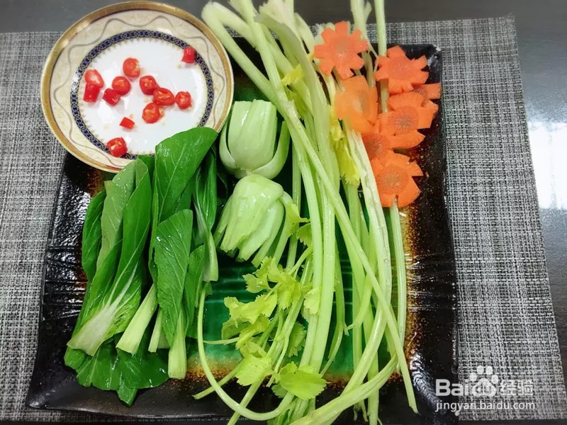 怎样做出家常菜系列之萝卜蔬菜炖鸡汤