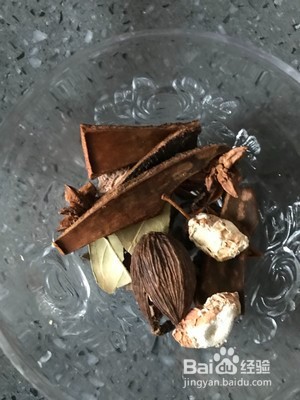 土豆烧肥肠的做法