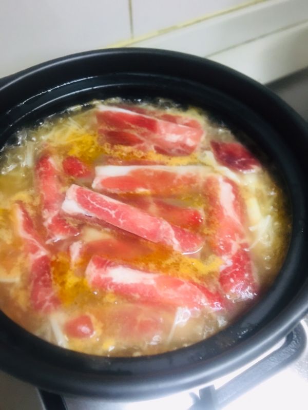 酸汤肥牛金针菇