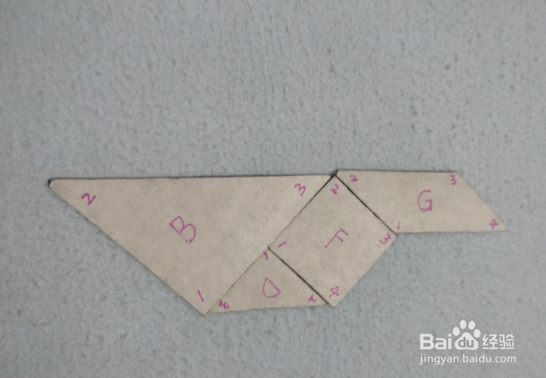 用七巧板怎样拼一只飞翔的鸟儿？