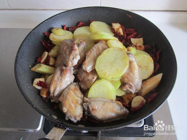 麻辣鸡翅香锅的家常做法