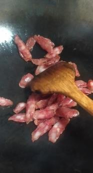 如何做香肠炒尖椒