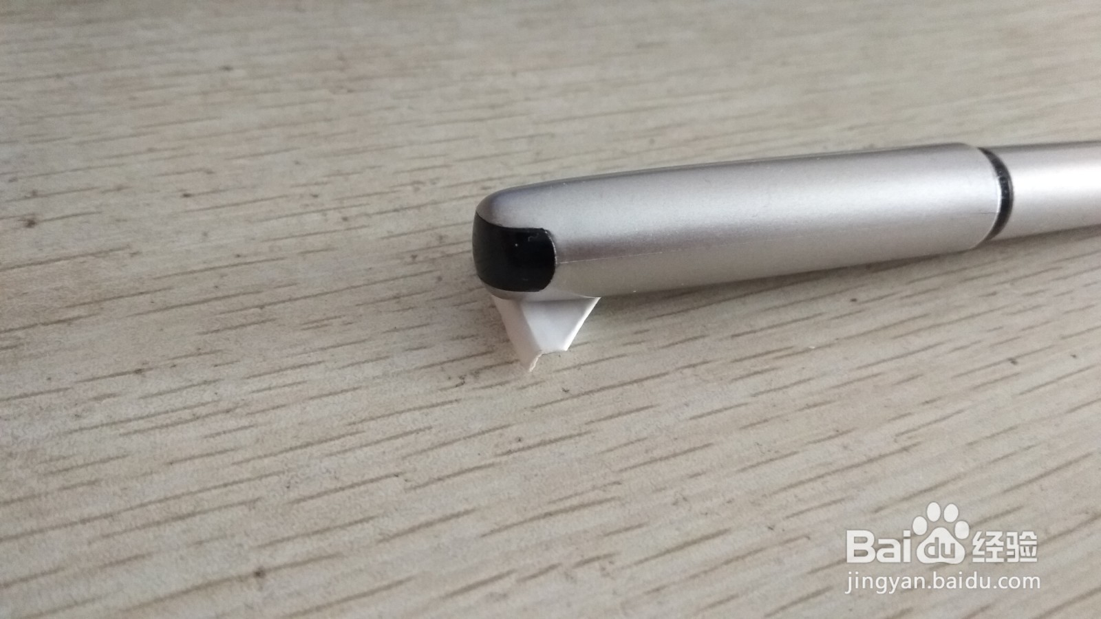 如何用一小长方形硬卡纸做简易的单个中性笔支架