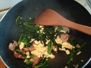 食补佳品菠菜鸡蛋炒培根的做法