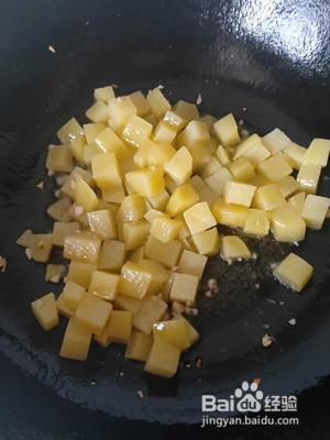 土豆炒火腿肠的做法