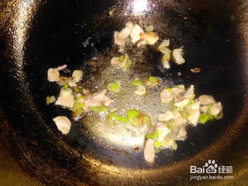 既能防治骨质疏松又能养颜补血的洋葱炒木耳