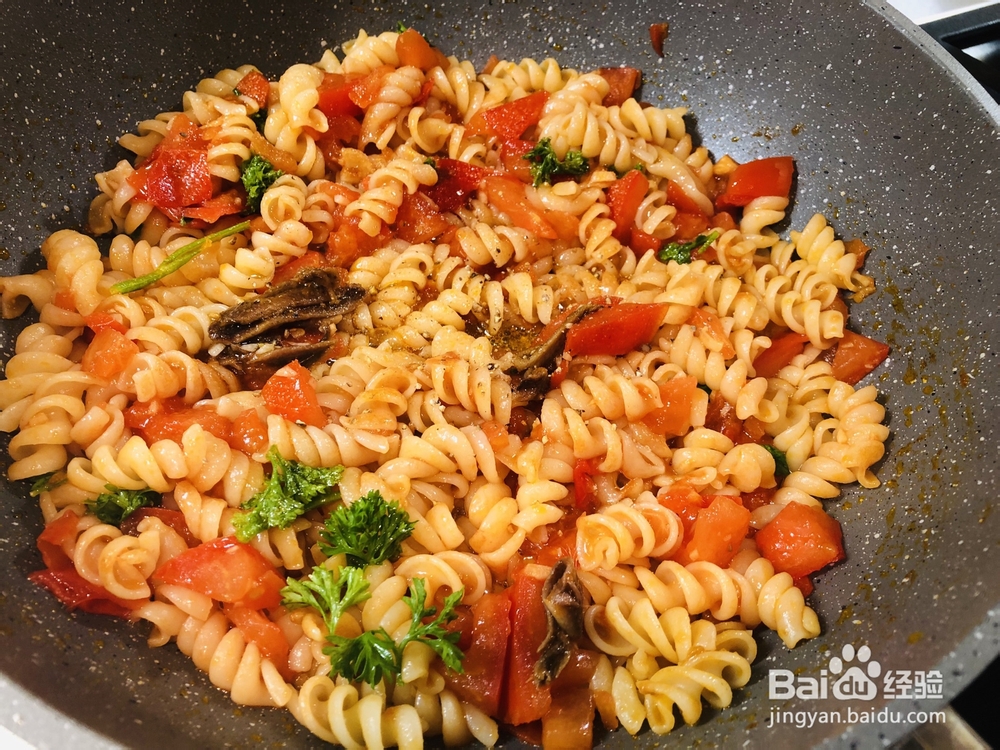 香气浓郁的番茄鳀鱼螺丝粉