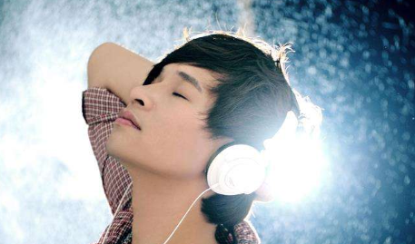 求一首歌，歌词有“终于你做了别人的小三”！