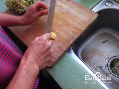 #我的拿手菜#教你烹饪美味的肉丝炒卷心菜