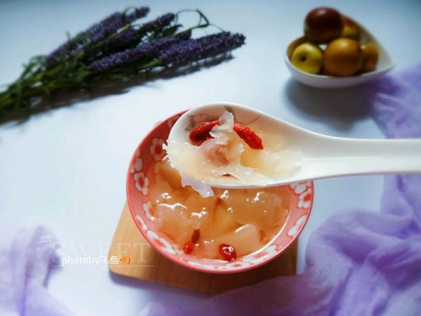 冰糖雪梨银耳甜汤