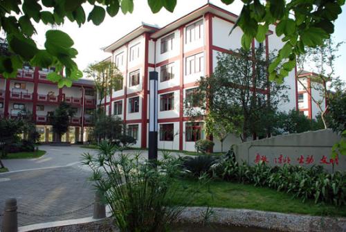 东山国际小学是私立学校吗