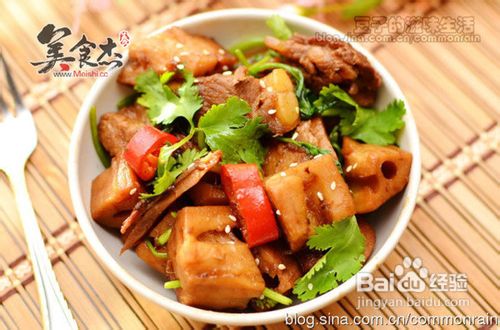 鱿鱼排骨烧莲藕的做法