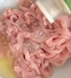 如何做美味的京酱肉丝呢