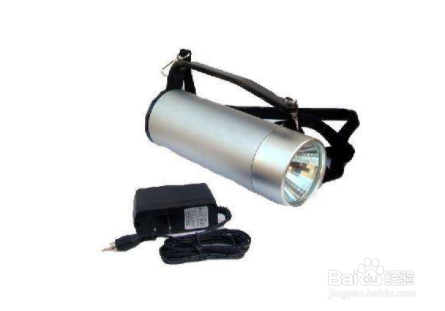 如何拆卸RJW7100手提式防爆探照灯?