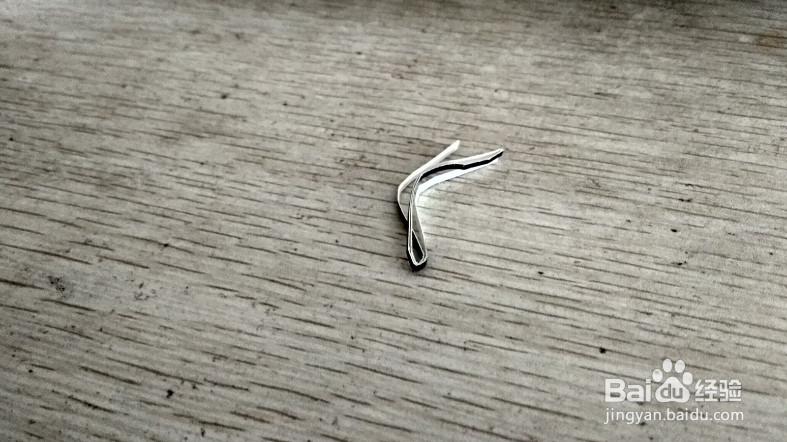 如何用一条细长的硬卡纸做简易的中性笔的支架