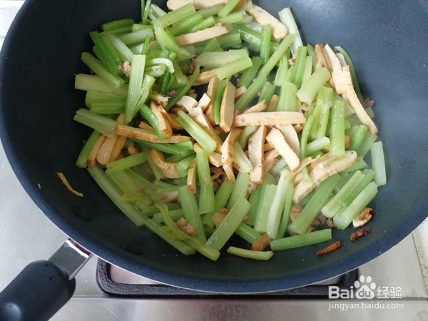 美味的肉末香干炒芹菜
