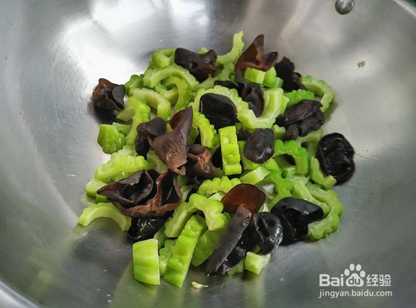 如何制作鸡蛋炒苦瓜黑木耳