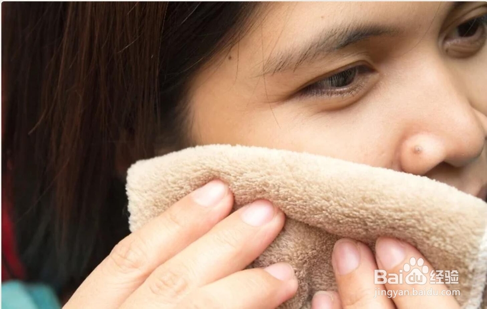 如何保持面部肌肤湿润