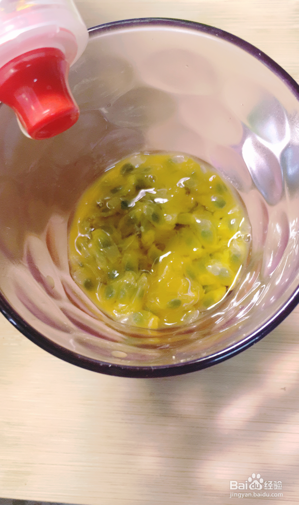 怎么制作一杯美味可口的百香果蜂蜜水