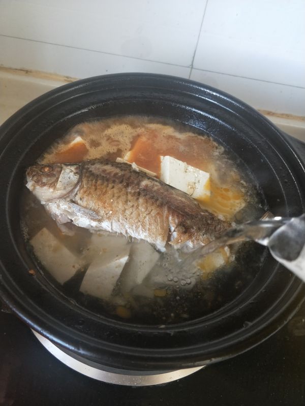 鲫鱼豆腐辣酱汤
