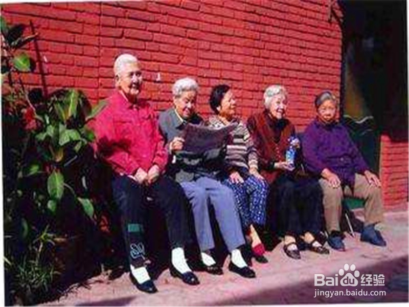 学生如何给老人做公益送礼品